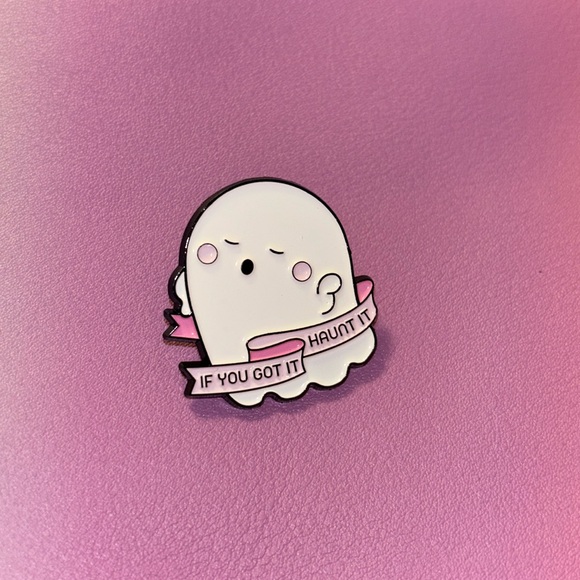 If You’ve Got It, Haunt It Pink & White Cute Halloween Ghost Enamel & Metal Pin - Picture 1 of 2